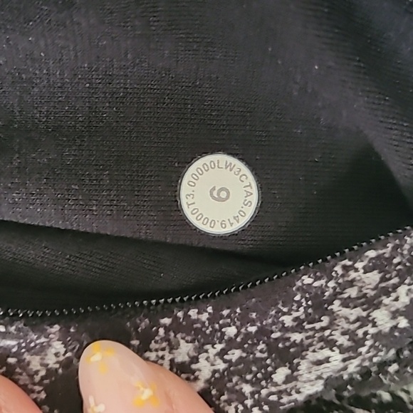 Lululemon Outrun The Elements Half Zip. Size 6. - Picture 9 of 9